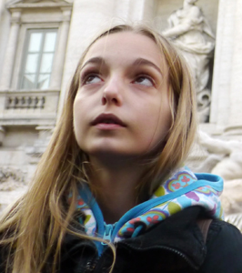 Kind Mädchen am Trevi Brunnen in Rom